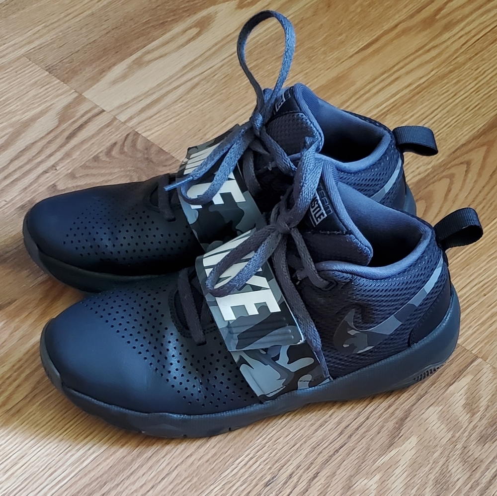 Nike shoes youth size 6Y. Black.